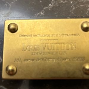 Unisex Louis Vuitton belt buckle